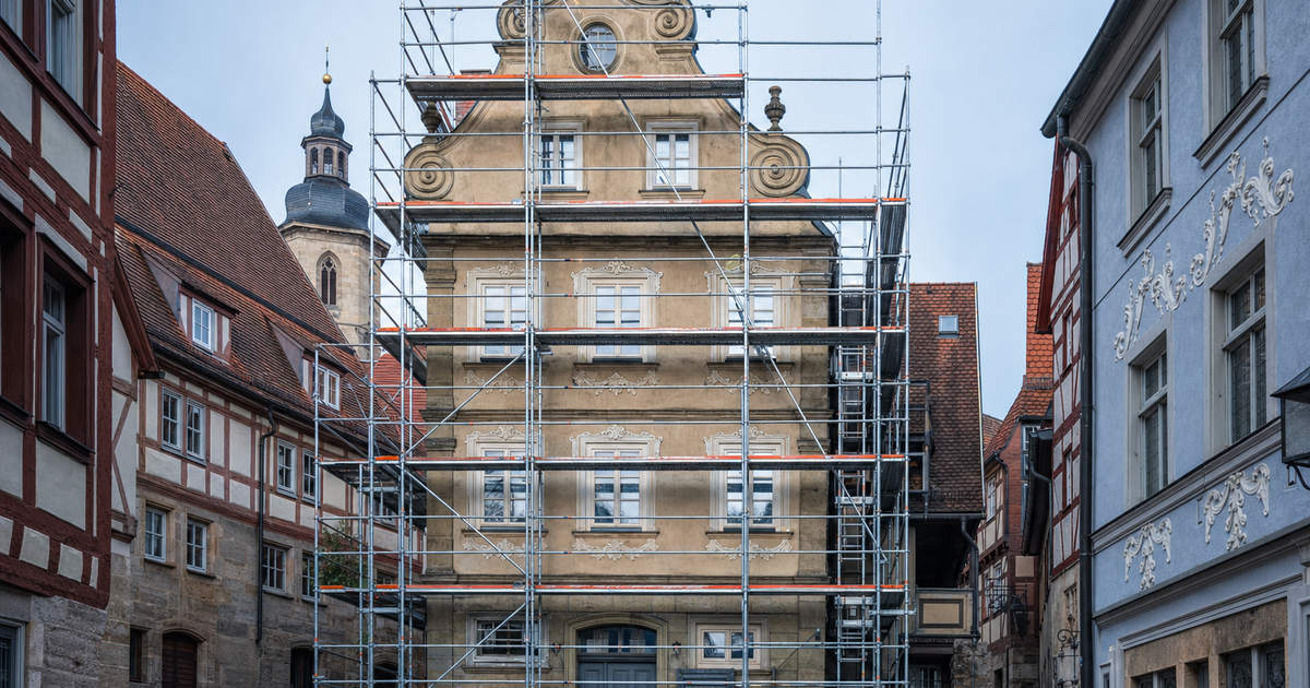 Eingerüstetes Baudenkmal: barocke Sandsteinfassade in einer fränkischen Altstadtgasse