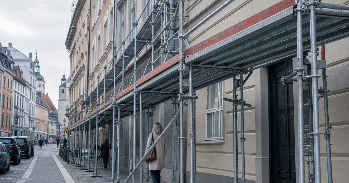 Gerüst über einem Gehweg mit überdachtem Fußgängerdurchgang