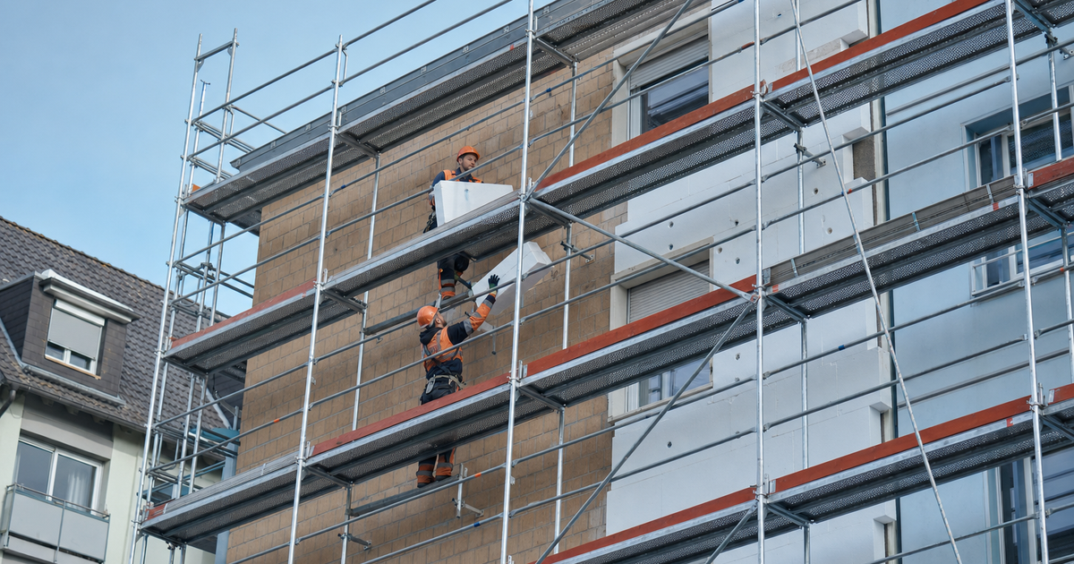 Gerüst an einer Fassade während der WDVS-Dämmung