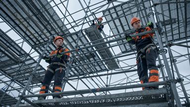 Gerüststruktur mit Arbeitern auf der Plattform