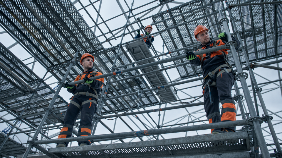 Gerüststruktur mit Arbeitern auf der Plattform
